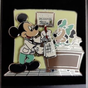 🌟 Disney Pin Mickey Mouse Dr. Minnie